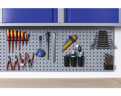 Panneau mural pour outils avec divers outils tels que tournevis, pinces et clés