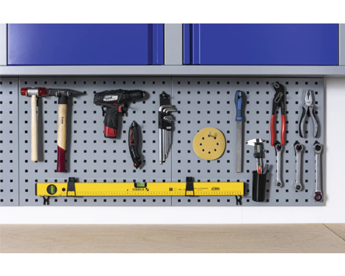 Panneau à outils avec marteau, visseuse sans fil, clé, lime et niveau à bulle