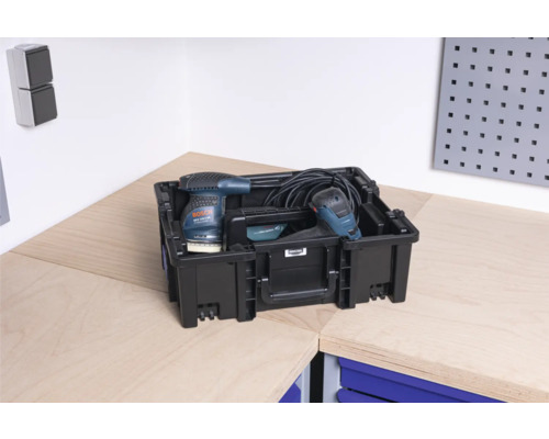 Boîte à outils avec ponceuses sur un établi