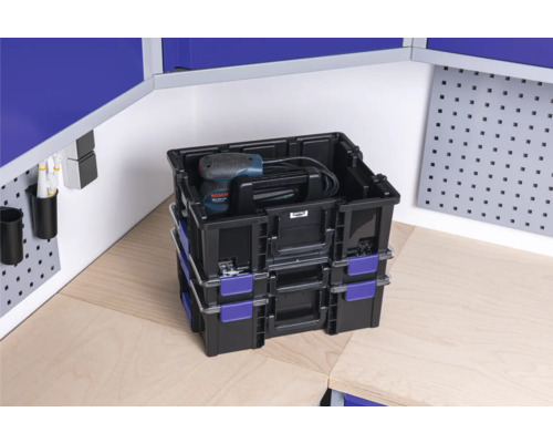 Boîtes empilables avec perceuse dans l''atelier