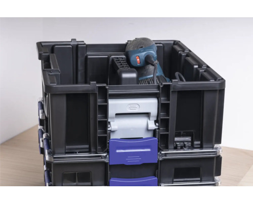 Caisses à outils empilées avec outil électrique
