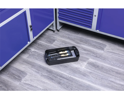 Werkzeugkoffer mit Stecheisen und Winkel vor Werkstattschränken