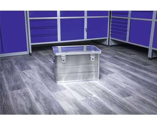 Boîte à outils en aluminium devant un aménagement d''atelier