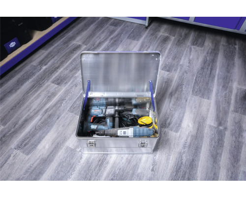 Boîte à outils ouverte en aluminium avec outils