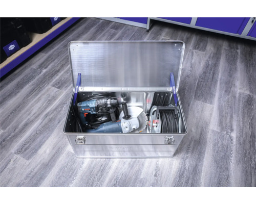 Boîte à outils ouverte en aluminium avec perceuse, meuleuse d''angle et enrouleur de câble