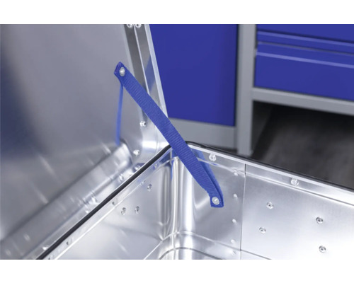 Vue détaillée d''une caisse à outils en aluminium avec couvercle et sangle de maintien