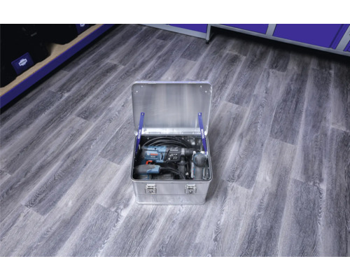 Boîte en aluminium ouverte avec perceuse et autres outils