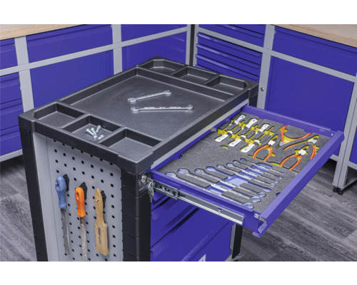 Chariot d''atelier avec outils et surfaces de rangement.