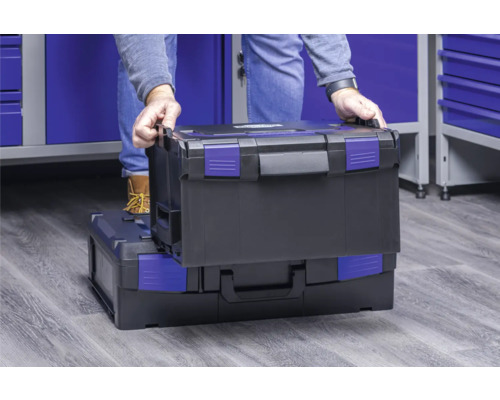 Person hievt Werkzeugkoffer auf Werkzeugkoffer.