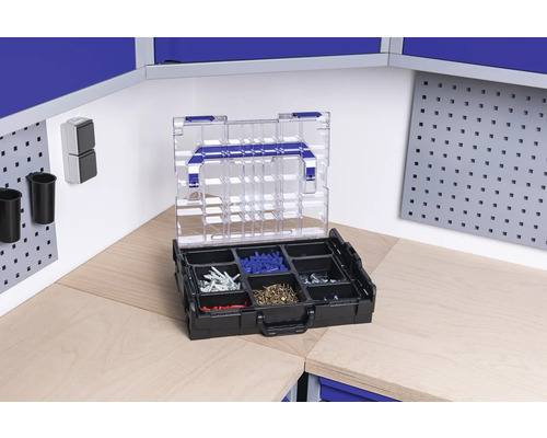 Boîte d''assortiment avec vis et chevilles sur un établi