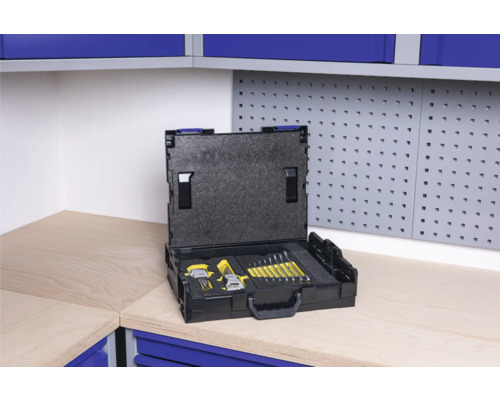 Offener Werkzeugkoffer mit Schlüsselsatz auf einer Werkbank