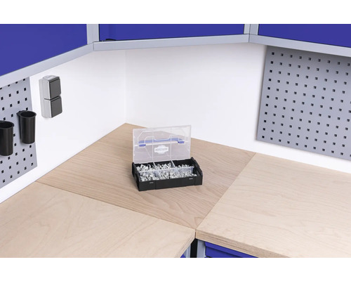 Aménagement d''atelier avec établi et boîte d''assortiment