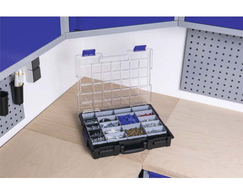 Boîte d''assortiment avec vis et accessoires sur un établi