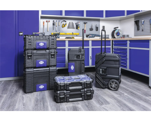 Plusieurs coffres à outils et boîtes à outils dans un atelier.