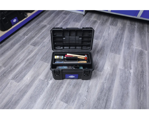 Boîte à outils ouverte avec des outils