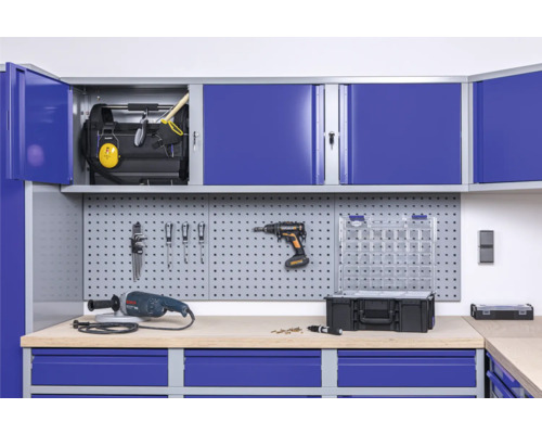 Werkstatteinrichtung mit Werkzeugschrank, Werkbank und Lochwand zur Werkzeugaufbewahrung