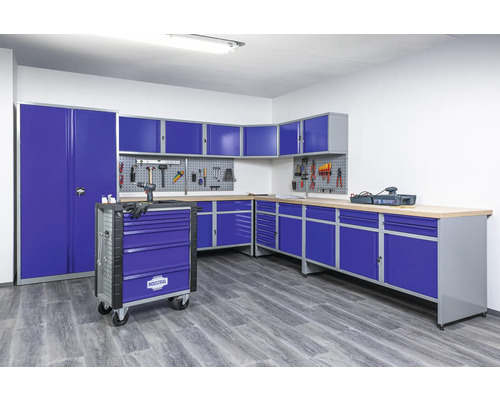 Werkstatt mit Werkzeugschrank, Werkbank, Werkzeugwagen und Lochwand