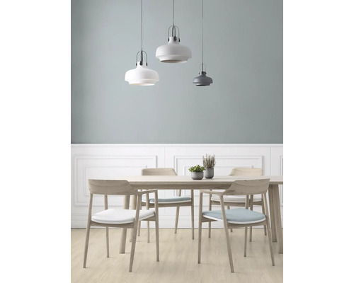 Salle à manger avec table en bois, chaises et suspensions