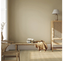 Salon avec meubles en bois, lampe et décoration