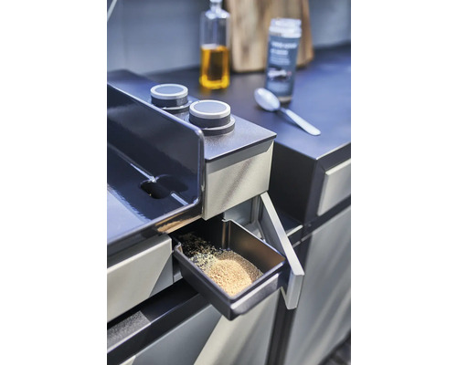 Detailansicht einer Mühle mit Mahlgut in einer Schublade