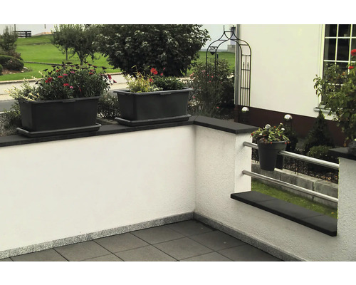 Vue d''une terrasse avec jardinières