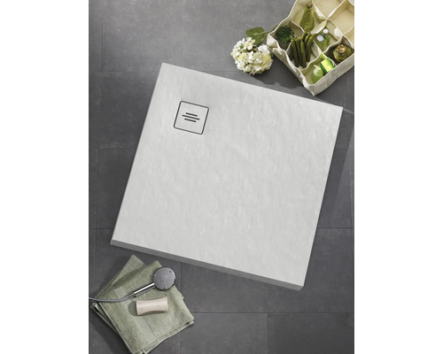 Rechteckige Duschwanne mit Ablaufgarnitur, Duschkopf und Seife