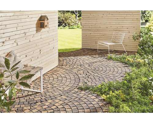 Espace extérieur avec pavés, sièges et mur en bois