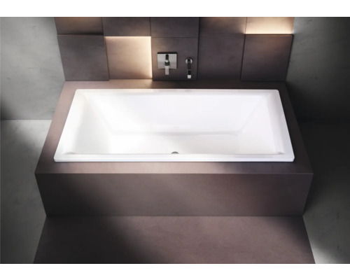 Baignoire rectangulaire dans la salle de bain