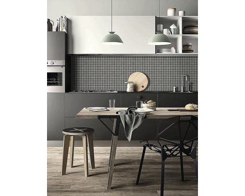 Cuisine moderne avec table à manger, chaise et tabouret