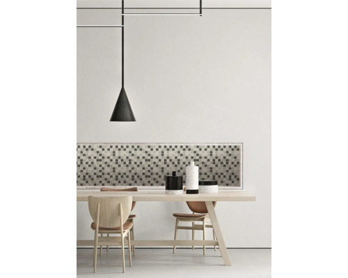 Salle à manger avec table en bois, chaises et suspension