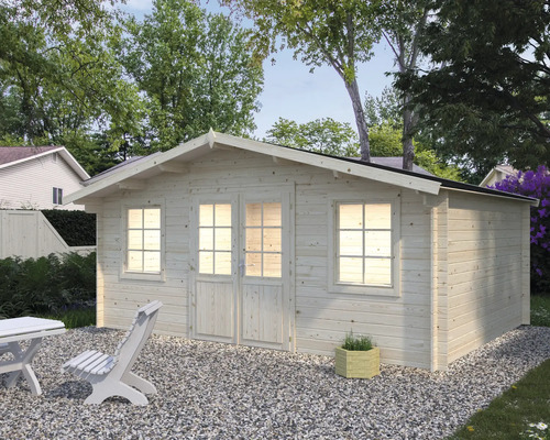 Abri de jardin Palmako Klara 17,0 m² 518 x 420 cm imprégné par immersion Jardin avec abri de jardin en bois, table et chaise sur une surface de gravier