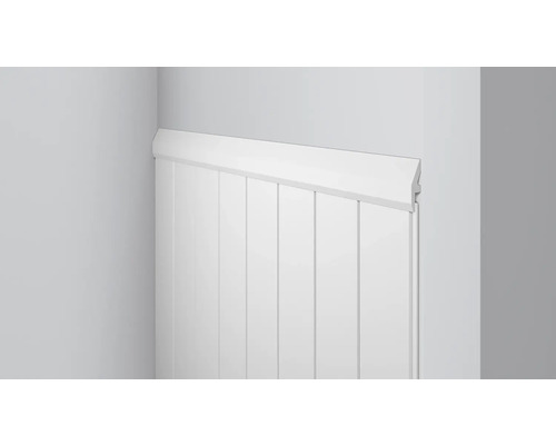 Wandpaneele mit Wandabschlussleiste in einem Innenraum