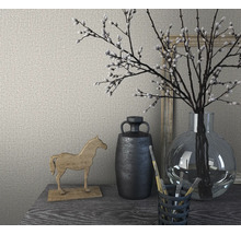 Arrangement décoratif avec cheval en bois, vase et branches de saule chaton sur une table