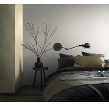 Chambre avec lit, applique et décoration