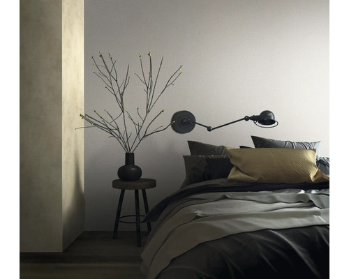 Schlafzimmer mit Bett, Wandleuchte und Dekoration