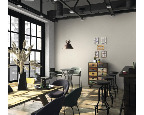 Intérieur avec table en bois, chaises, tabourets de bar et décorations de style loft