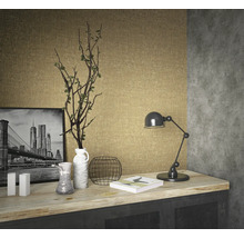 Scène décorative avec lampe de table, vase, objets décoratifs et une photo encadrée sur une armoire