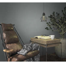 Coin lecture avec fauteuil, table d''appoint, livre, lunettes et plante d''intérieur