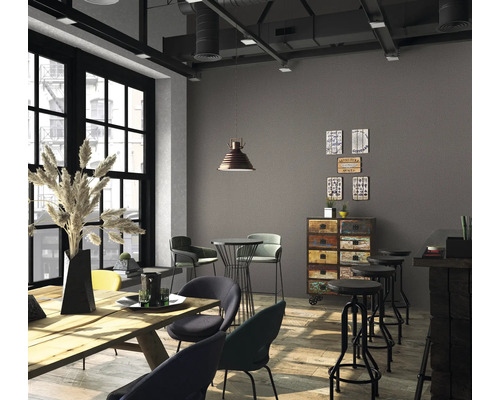 Einrichtung eines Restaurants mit Tischen, Stühlen, Barhockern, einer Kommode und Dekoration