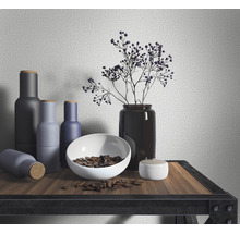 Arrangement décoratif avec bouteilles, bol, plante et boîte sur une étagère
