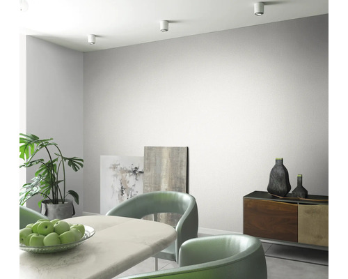 Heller Wohnraum mit Esstisch, Stühlen, Sideboard und Deckenleuchten