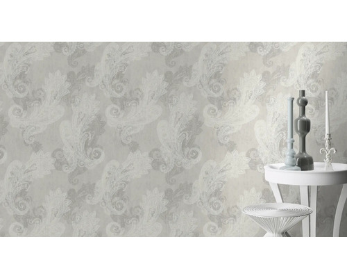 Papier peint à motif cachemire et table d''appoint avec objets de décoration