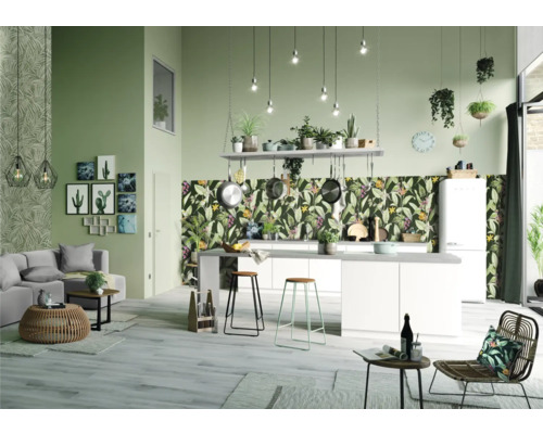 Salon avec canapé, comptoir de cuisine, tabourets et papier peint fleuri