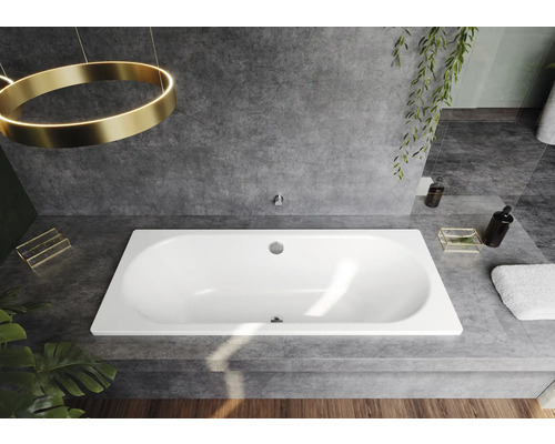 Rechteckige Badewanne in einem modern gestalteten Badezimmer mit grauen Fliesen und goldenen Akzenten.