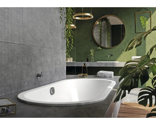 Badezimmer mit Badewanne, Waschtisch und Spiegel