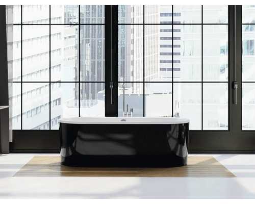 Freistehende Badewanne vor einem Fenster mit Stadtblick.