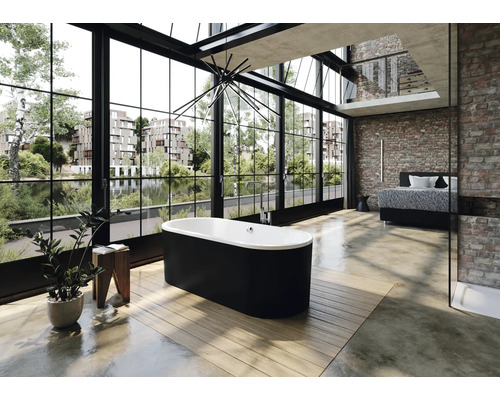 Helles Loft-Badezimmer mit freistehender Badewanne, grossem Fenster und Ziegelwand