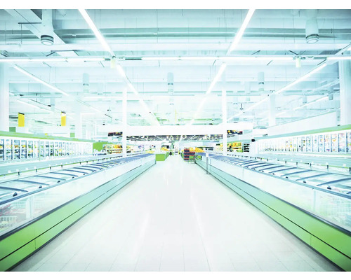 Allée dans un supermarché avec des rayons réfrigérés