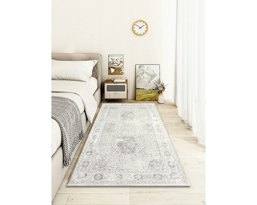 Schlafzimmer mit Bett und gemustertem Teppich