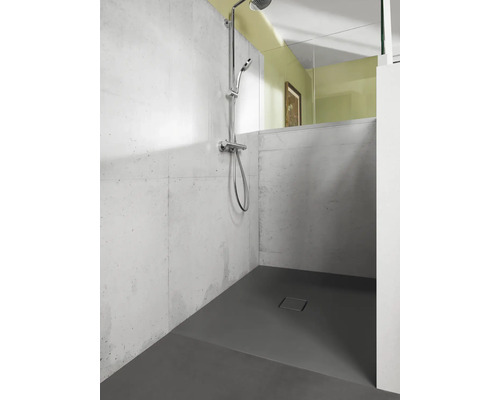 Badezimmer mit Dusche, Duscharmatur und Duschwanne